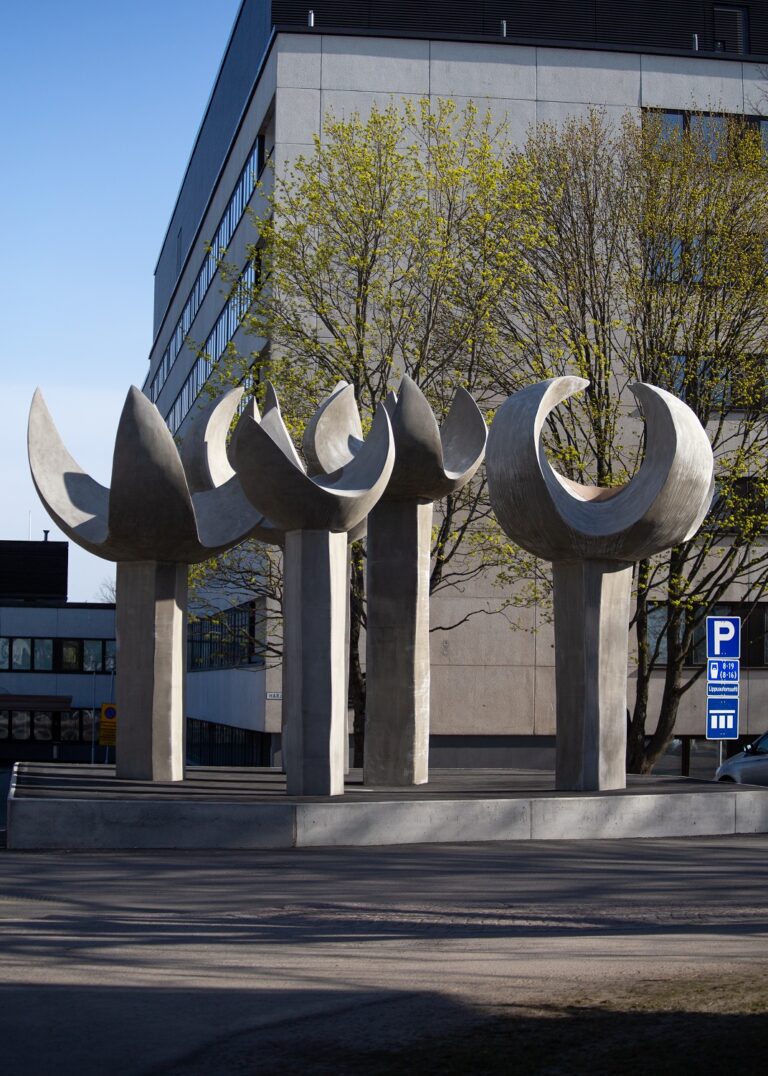 Sculpture consisting of five flowers.