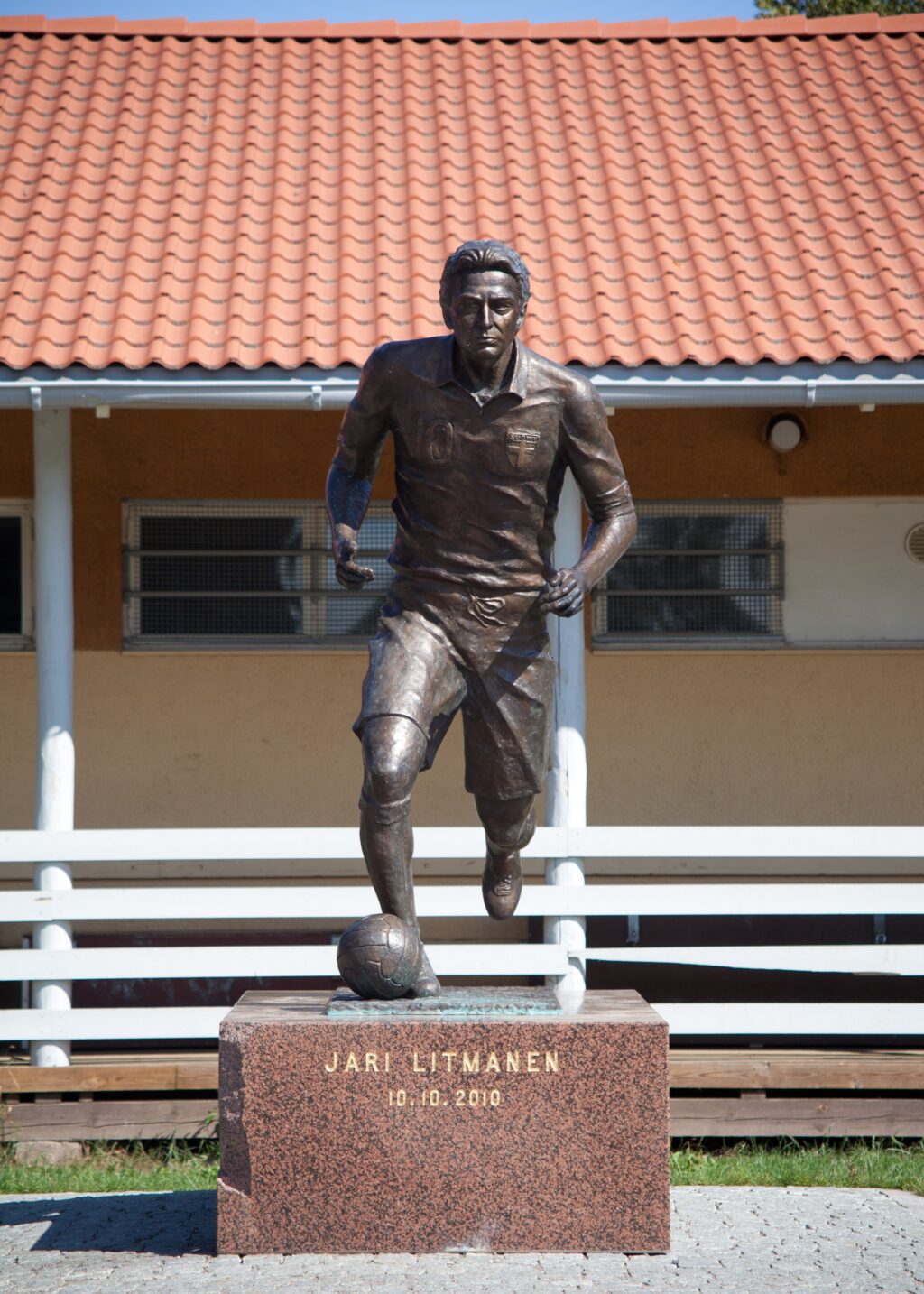 Bronze sculpture depicting a football player.