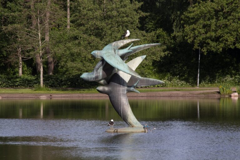 A sculpture depicting three swallows.