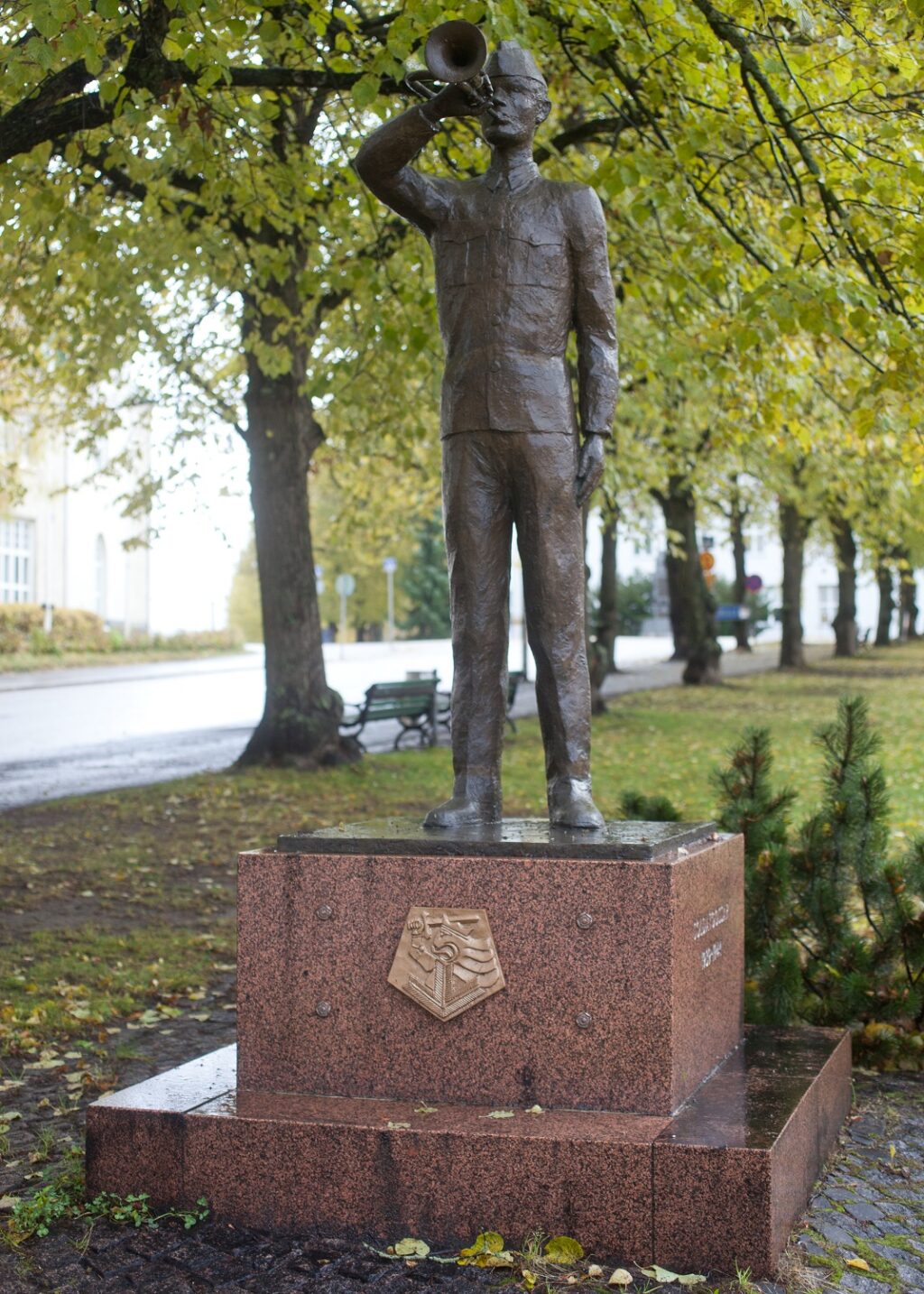 Statue of a soldier boy blowing into a cornet.