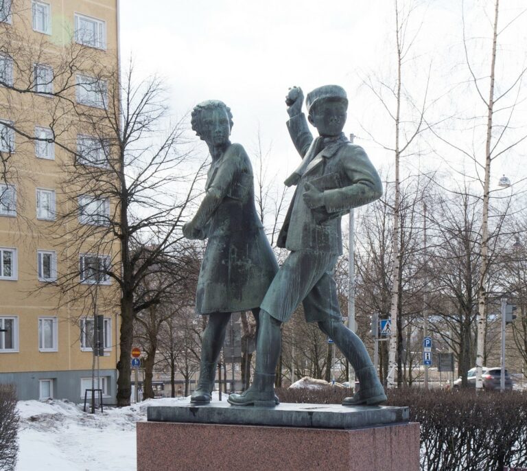 A bronze sculpture depicting a girl and a boy playing a snowball fight.