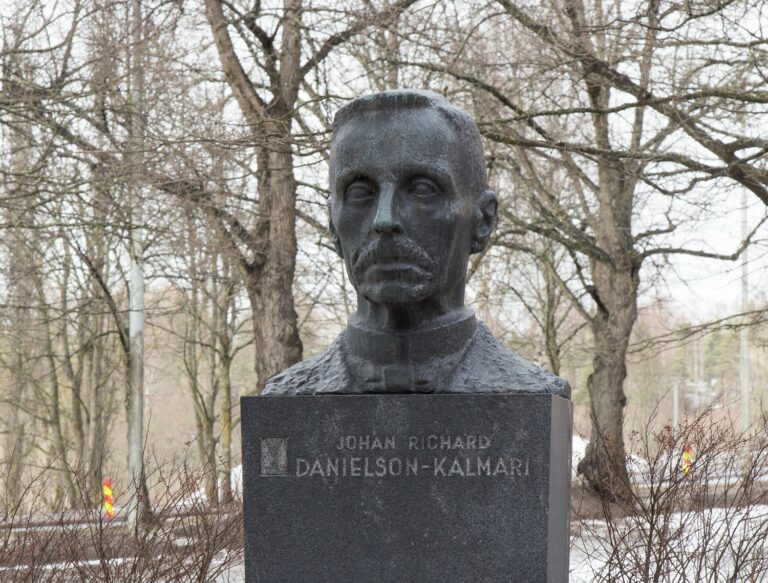 Bronze male bust sculpture on a granite plinth.