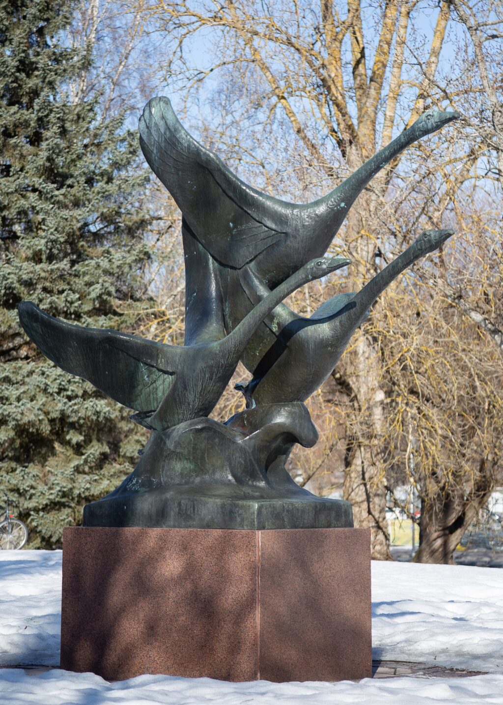 Bronze sculpture depicting three swans.