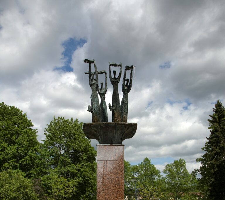 Sculptural fountain depicting four female figures with cups in their raised hands.