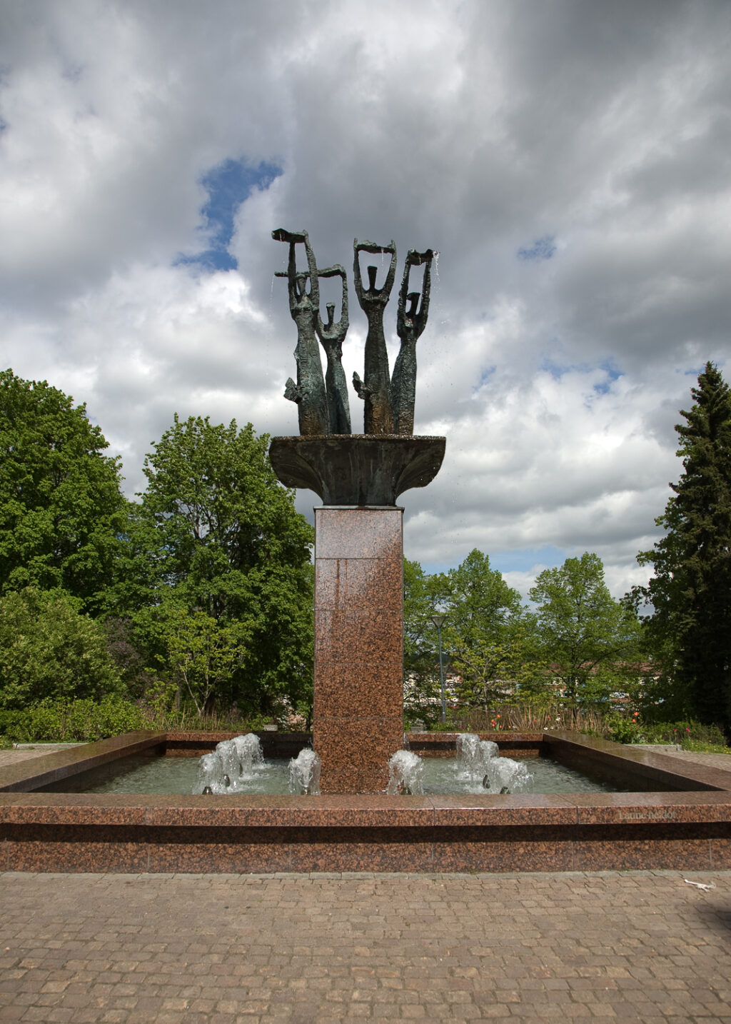 Sculptural fountain depicting four female figures with cups in their raised hands.