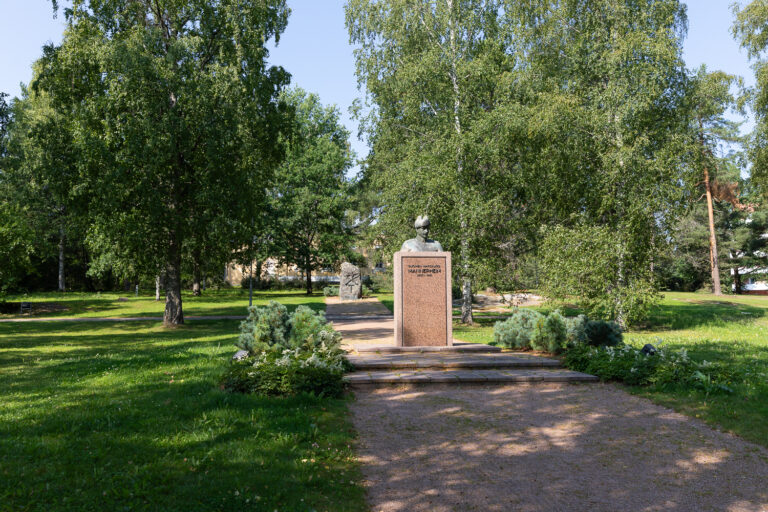 A road rises in the middle of the park, along which there are two statues.